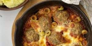 Albóndigas con mozzarella y aceitunas