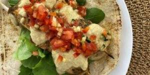 Brochetas de pollo especiado con tabuleh