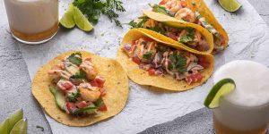 Tacos de pescado y camarones